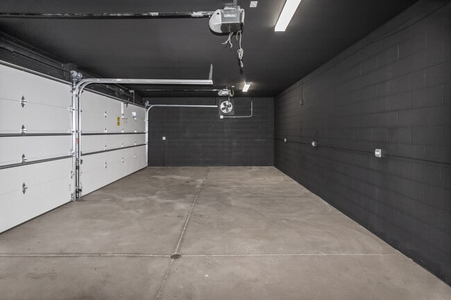 Building Photo - 6556 S Minerva Ave
