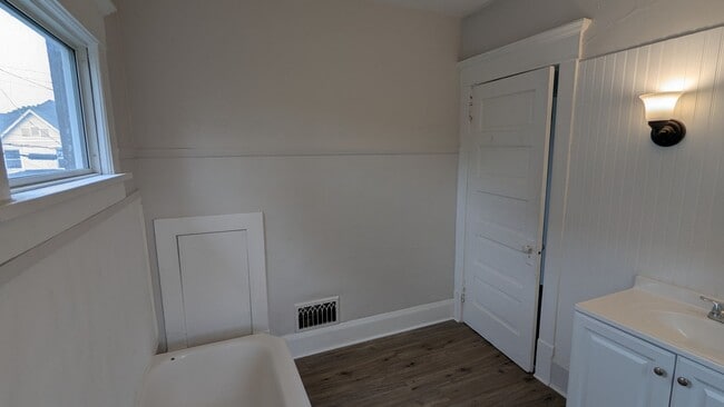 Building Photo - Charming Home for Rent in Scenic Canton: Y...