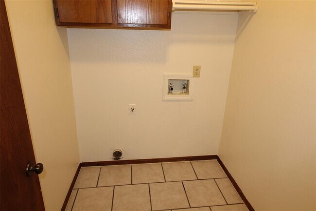 Building Photo - 316 Falcon Ct