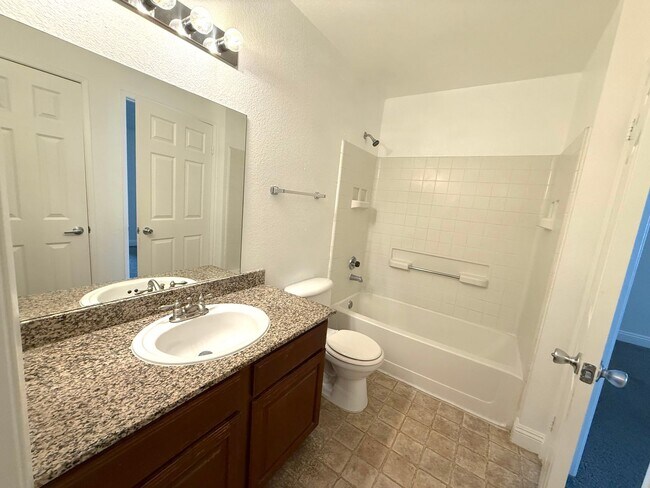 Building Photo - SPACIOUS 2BED/2BATH CONDO ON THE 2ND FLOOR