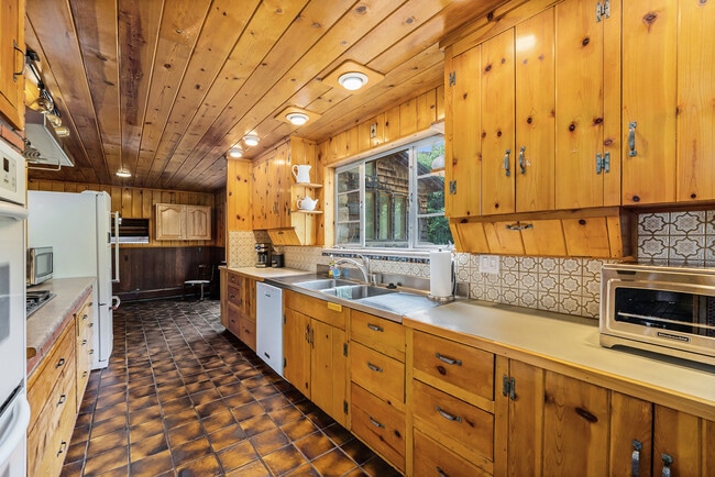 Building Photo - 850 Shelton Rd