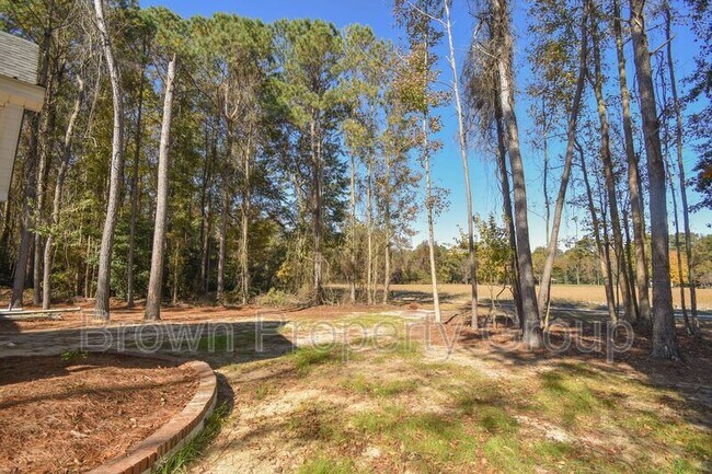 Building Photo - 885 Simmons Rd