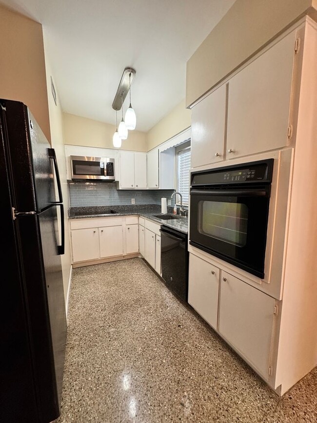 Building Photo - 813 Center Ln