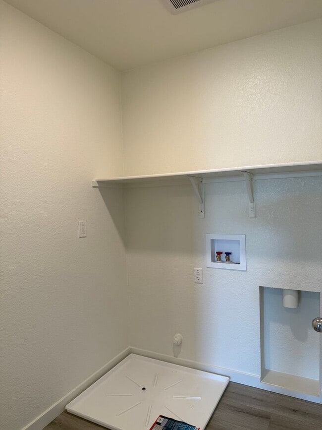 Building Photo - 2025 New Build! 5 bed 3 bath