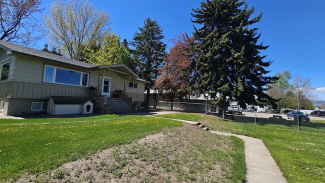 Building Photo - Losleben- House with large yard fully furnished Available Nov 1st - May 31st