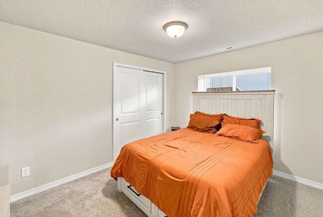 Building Photo - Beautiful 2025-Built 5 Bedroom Home with Finished Walk-Out Basement