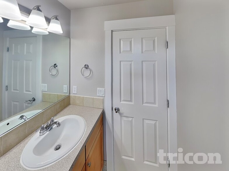 Building Photo - 2525 W 10th St