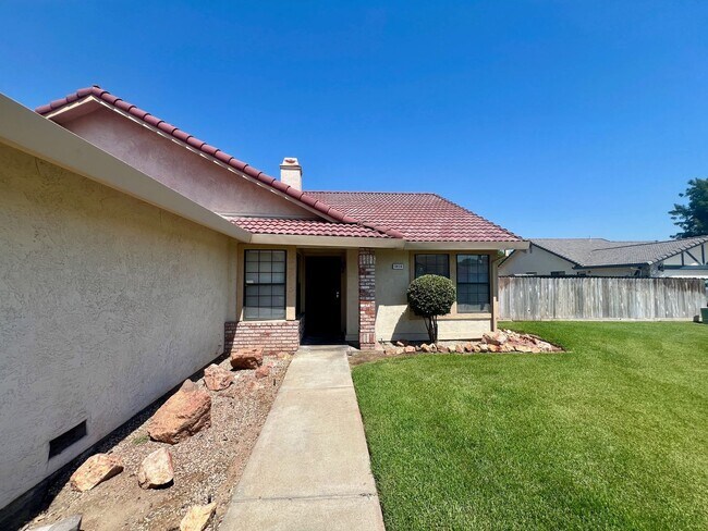 Building Photo - Single story with 3 car garage!