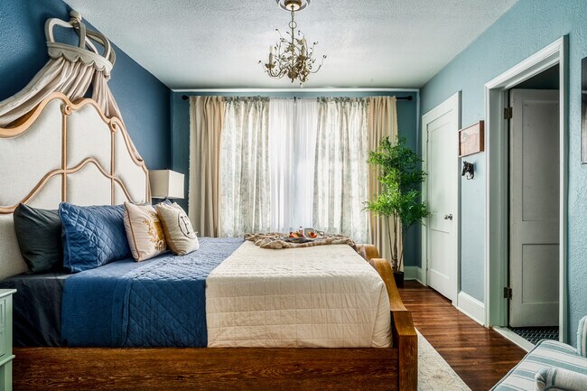 Building Photo - 713 Grandin Rd