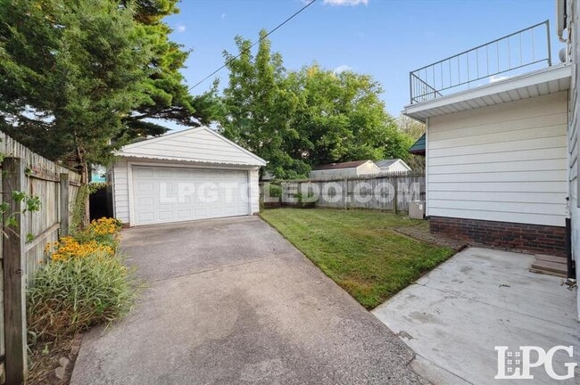 Building Photo - 2029 Berdan Ave