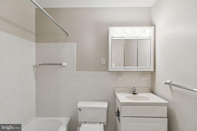 Building Photo - 135 S 19th St