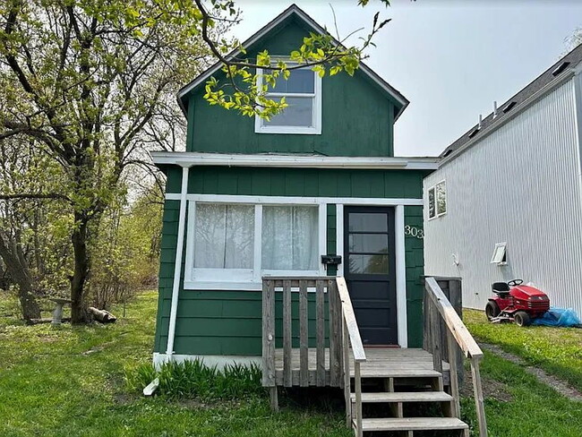 Primary Photo - "Charming 2-Bedroom Home with Spacious 1,5...