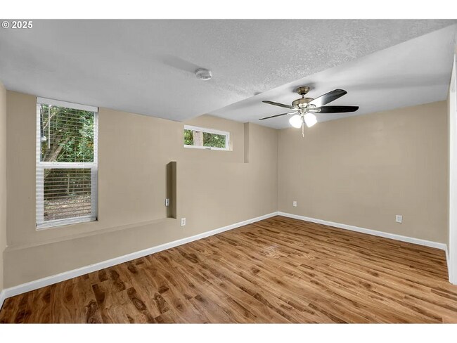 Building Photo - 1320 NW Maple Ln