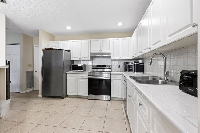 Building Photo - 15 Lexington Ln E