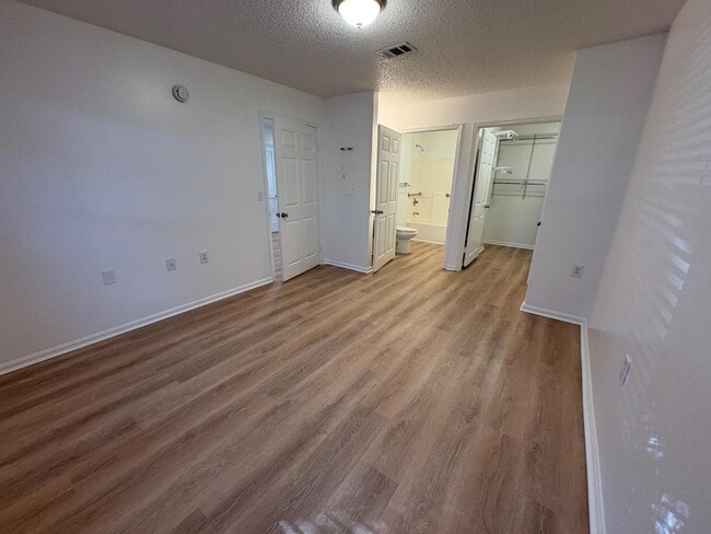 Building Photo - 100 Kazmira Ct