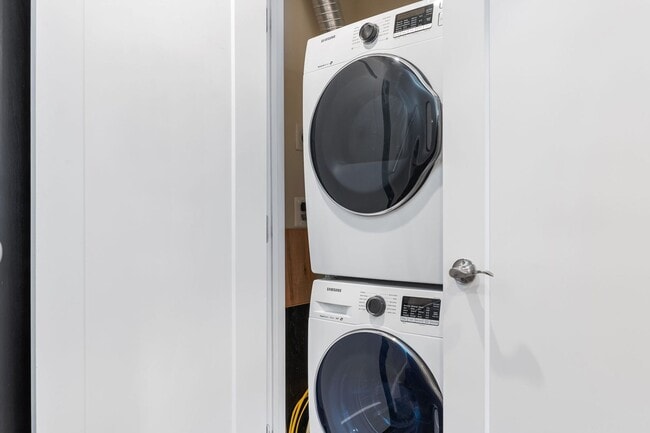 Building Photo - Stylish 2BR/2BA Bi-Level Condo with Private Roof Deck and Covered Parking!