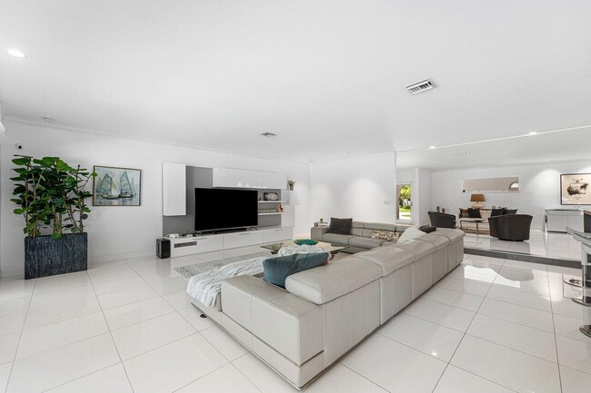 Building Photo - 2540 Mercedes Dr