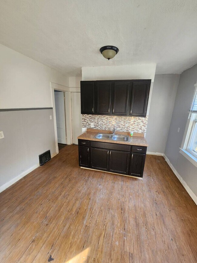 Building Photo - 11702 Honeydale Ave