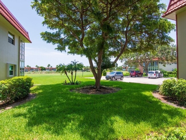 Building Photo - 8 Vista Palm Ln