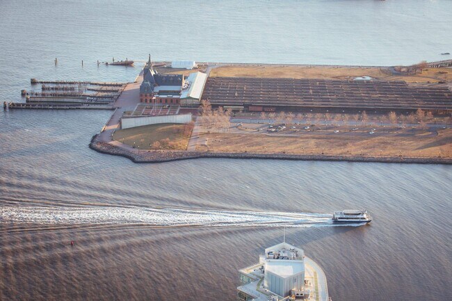 Building Photo - 99 Hudson St