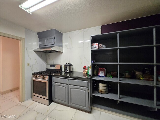 Building Photo - 2755 Mann St