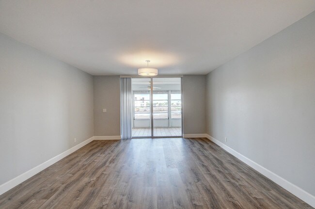 Building Photo - 14747 Cumberland Dr
