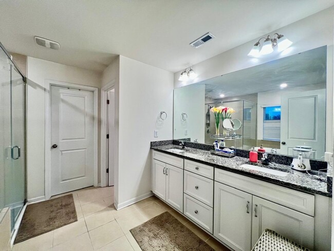 Building Photo - 1404 Reidhaven St