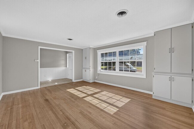 Building Photo - 677 Selkirk Dr