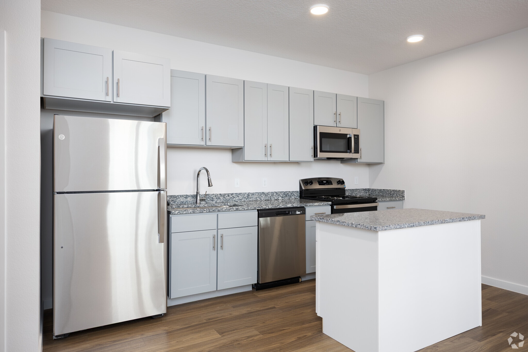 2BR, 2BA - 848SF - Kitchen - Salix on Vine