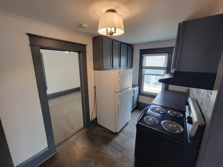 Kitchen - 607 Manchester St