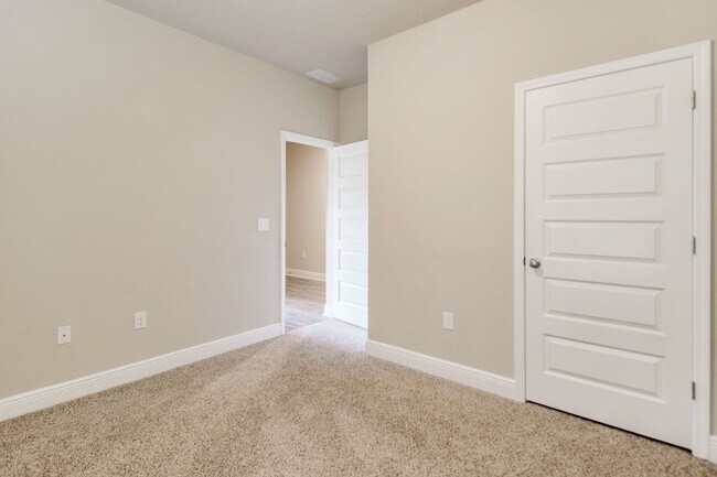Building Photo - 4 Bedroom 2 Bath Home for Rent w/ Communit...