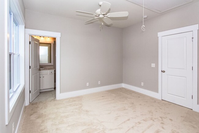 Building Photo - SUMMERWALK