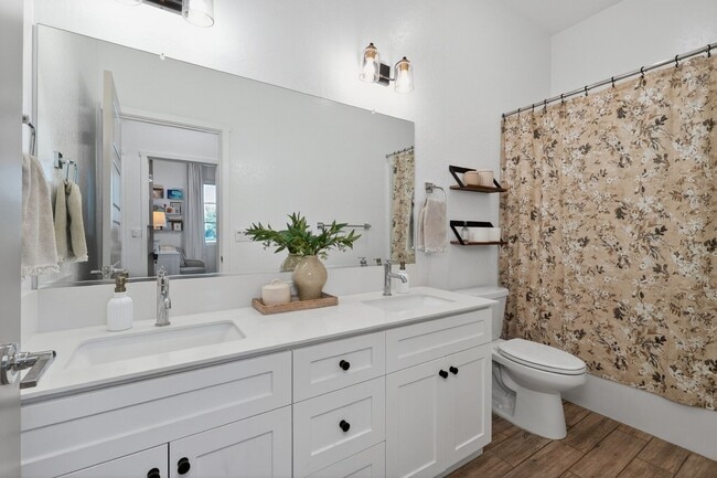 Building Photo - Charming 4BR House in Madera