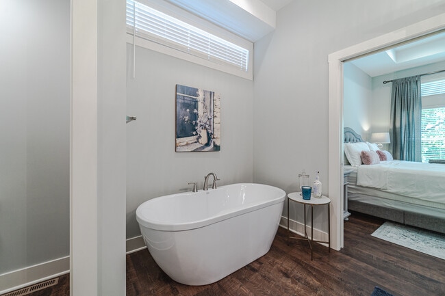 Building Photo - 5070 Ranchview Ln N