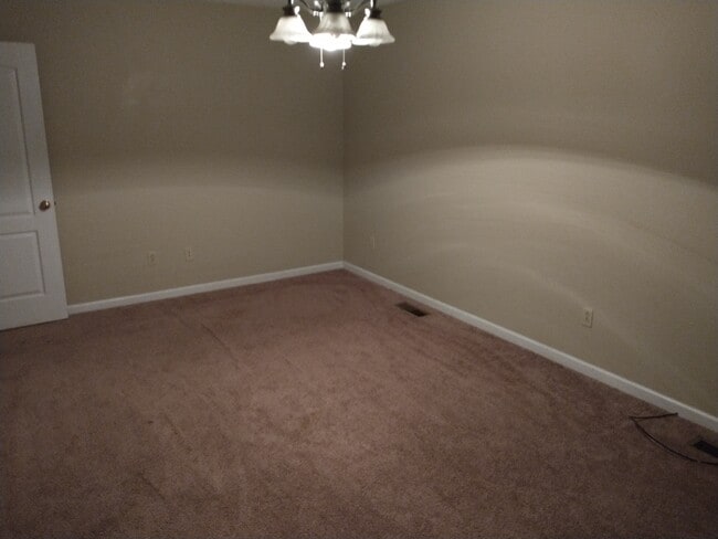 Building Photo - 500 S Woodburn Dr