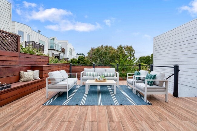 Building Photo - Updated and Modern 4 Bed + Office, 3.5 Bat...