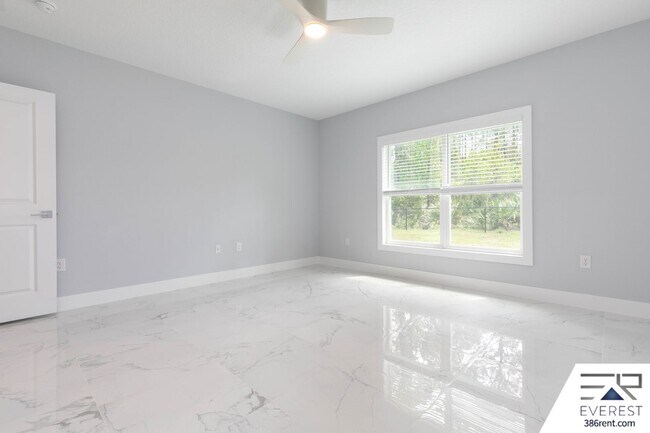 Building Photo - FULLY FENCED, LIKE NEW, CUSTOM BUILT 3/2/2 ON A CUL DE SAC IN DESIRABLE QUAIL HOLLOW