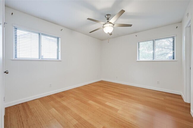 Building Photo - 307 Thistlewood Dr