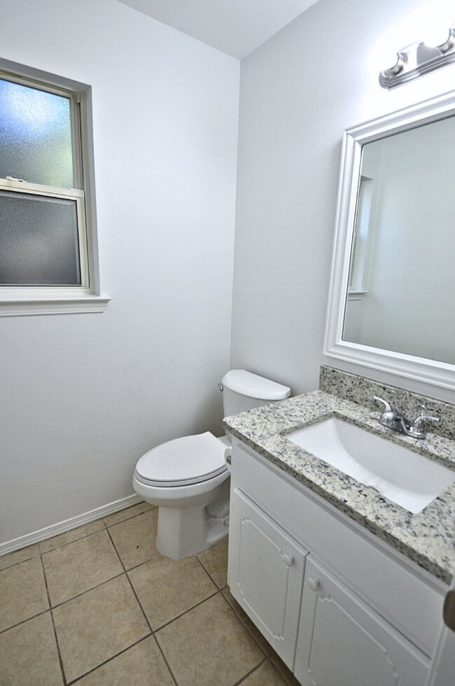 Building Photo - Beautifully Renovated 3-Bedroom Home in Fo...