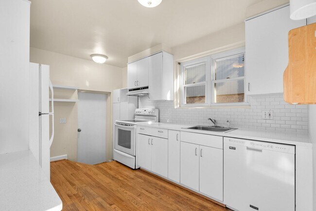 Building Photo - 4 Bedroom 3.5 Bathroom - Van Ness/Tenleytown Semi Detached Home - Attached 1 Car Garage