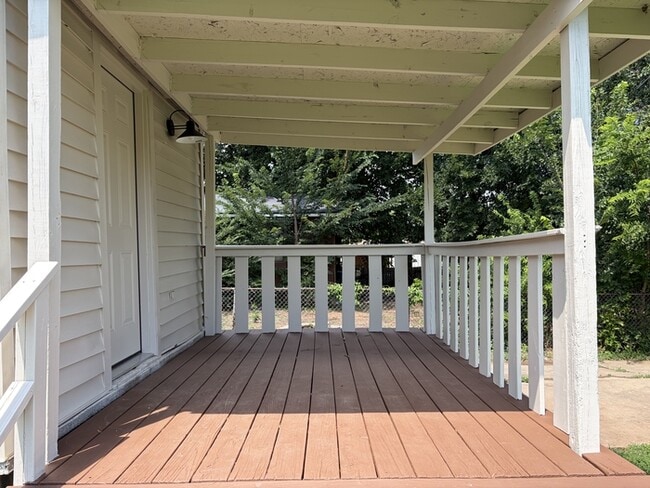 Building Photo - 411 E Showalter Dr