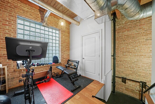 Building Photo - 935 W Randolph St