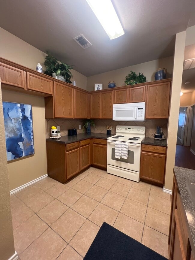 Building Photo - Updated Stunning Duplex 3/2 duplex in Burleson