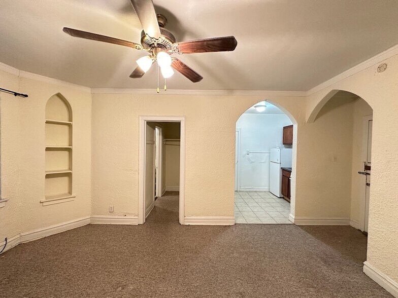 Building Photo - 4834 N Damen Ave