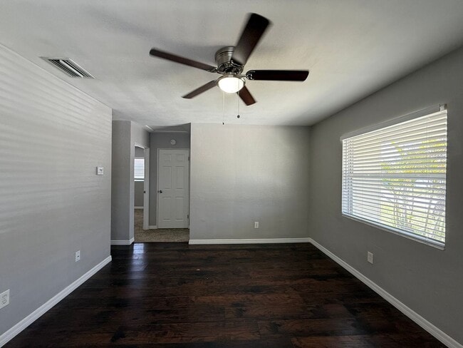 Building Photo - Available Now! Charming 3-Bedroom Home with Fenced Backyard in St. Petersburg!