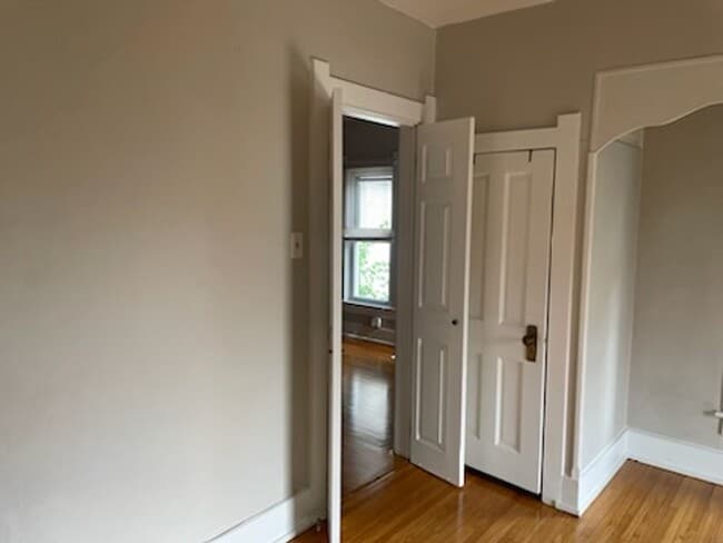 Building Photo - One Bedroom Apartment