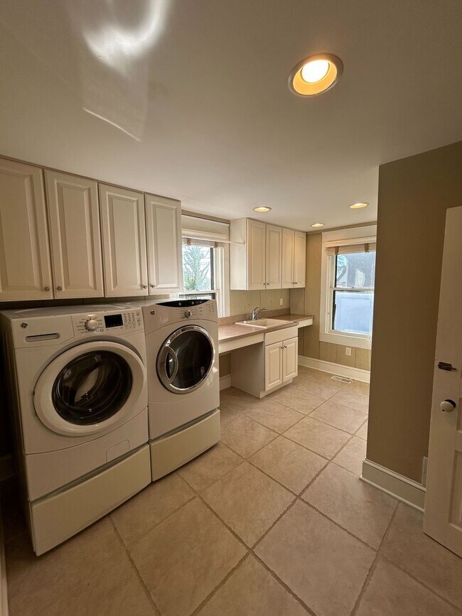 Building Photo - Beautiful, Large 4 Bedroom 1.5 Bath Home in Lancaster with Yard!