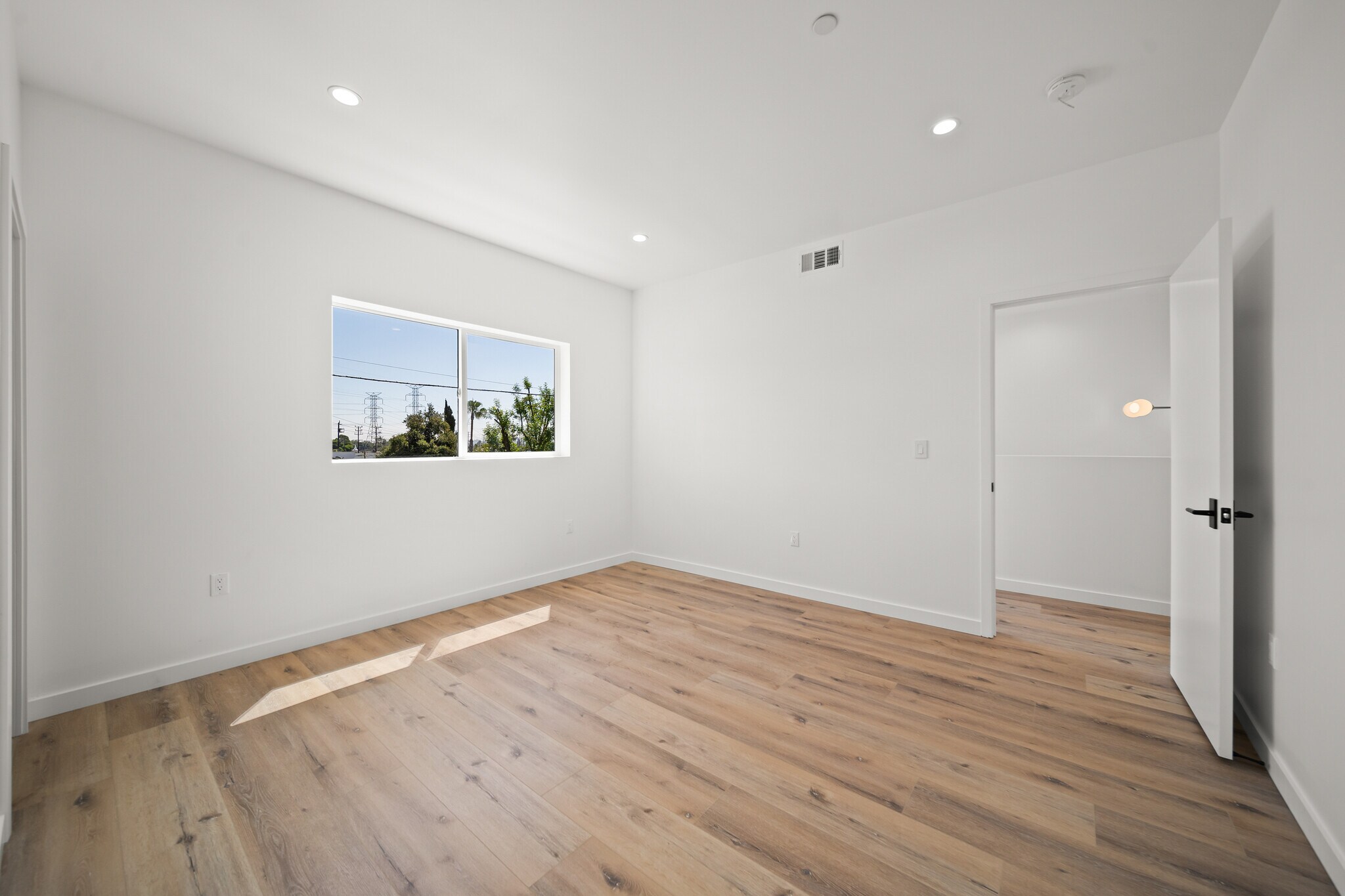 Building Photo - 6049 Craner Ave