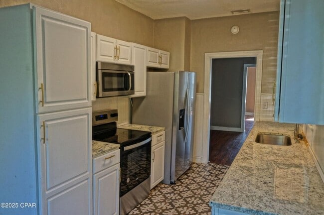 Building Photo - Beautiful 3/1 with Hardwood Floors in Marianna