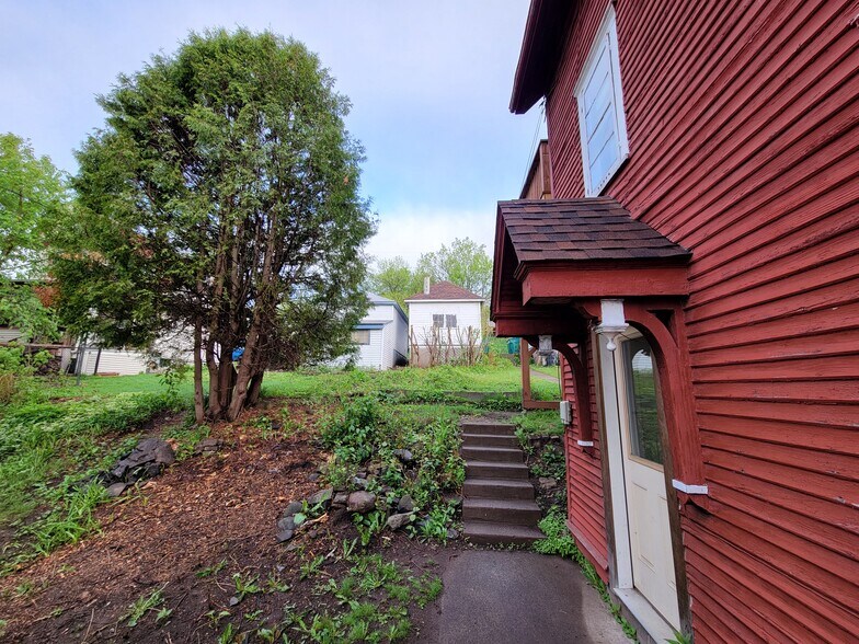 Building Photo - 1127 E 6th St